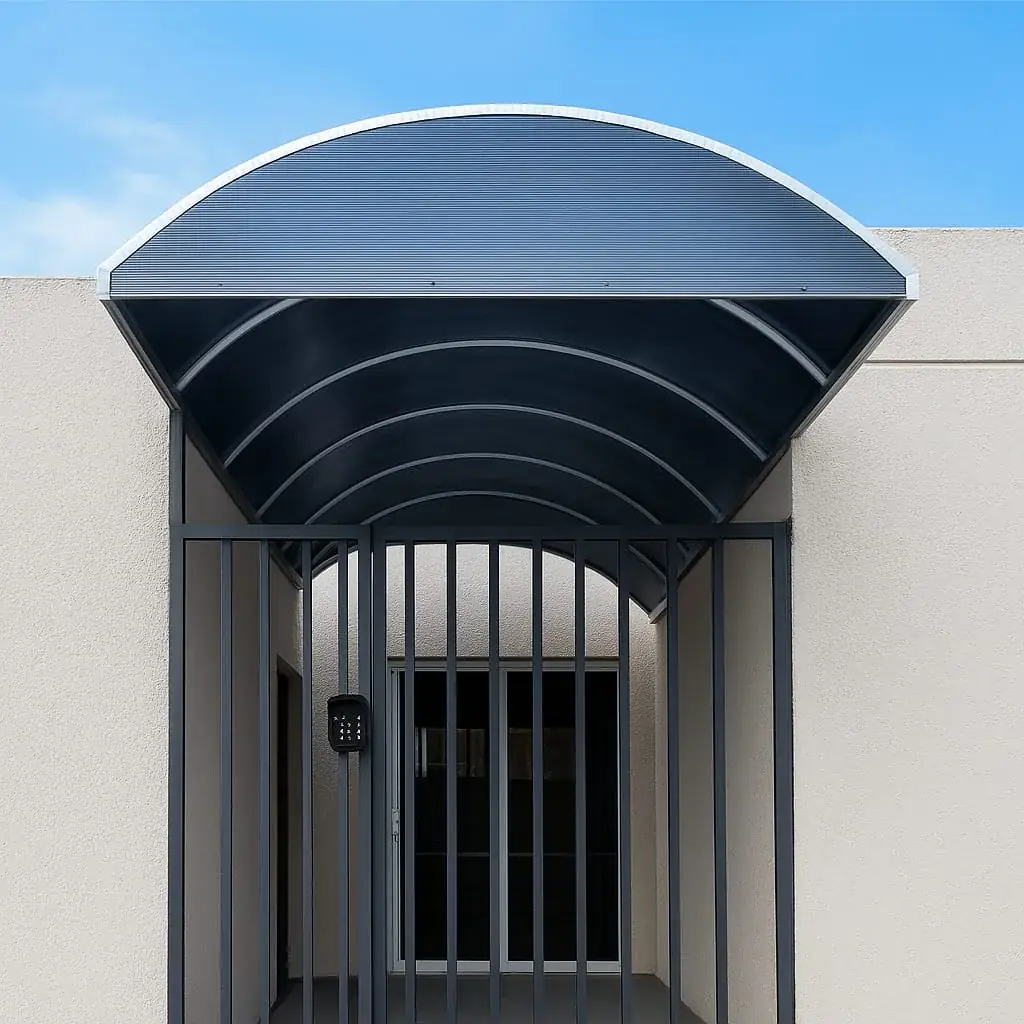 Toldo curvo em policarbonato instalado sobre portão de entrada